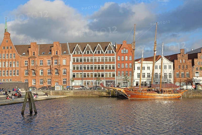 Ships on the banks of the Stadttrave, Dückdalbe, Dalbe, houses, cityscape, sailing ship, harbour, church towers of St. Mary's Church, light mood, old town, Lübeck, Schleswig-Holstein, Germany