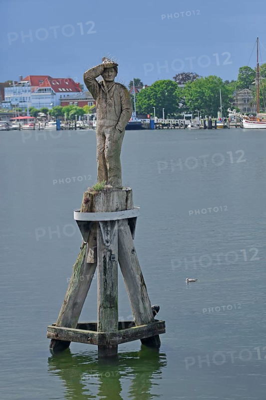 Monument to sailor Fiete on Dückdalbe in the harbour, Trave, wooden figure, wood carving, Dalbe, Priwall, Travemünde, Lübeck, Schleswig-Holstein, Germany