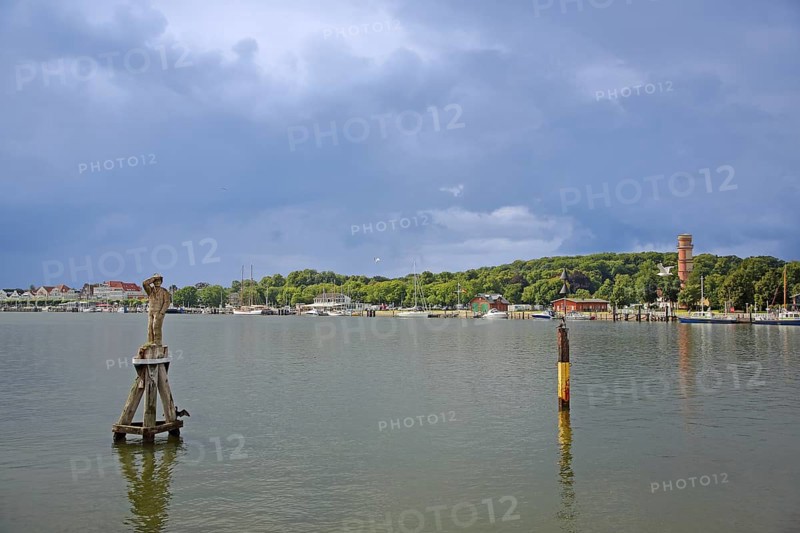 Trave with monument to sailor Fiete, wood carving, Dückdalbe, dolphin, old lighthouse, shore, Priwall, Travemünde, Lübeck, Schleswig-Holstein, Germany
