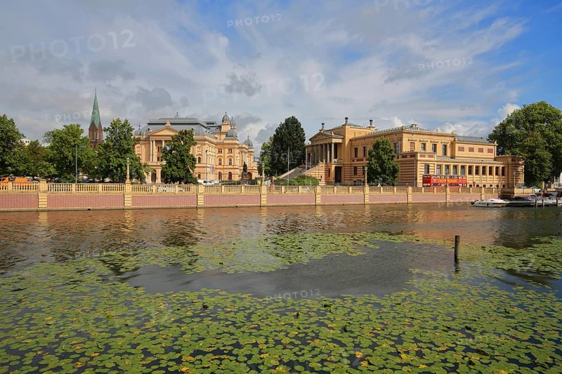 State Theatre, State Museum and shore of the castle lake, Old Garden, Schwerin, Mecklenburg-Vorpommern, Germany