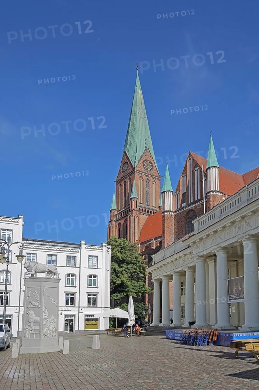 UNESCO Cathedral of St Mary and St John and Lion Monument, Lion statue, New Building, Columned Building, Am Markt, Schwerin, Mecklenburg-Western Pomerania, Germany