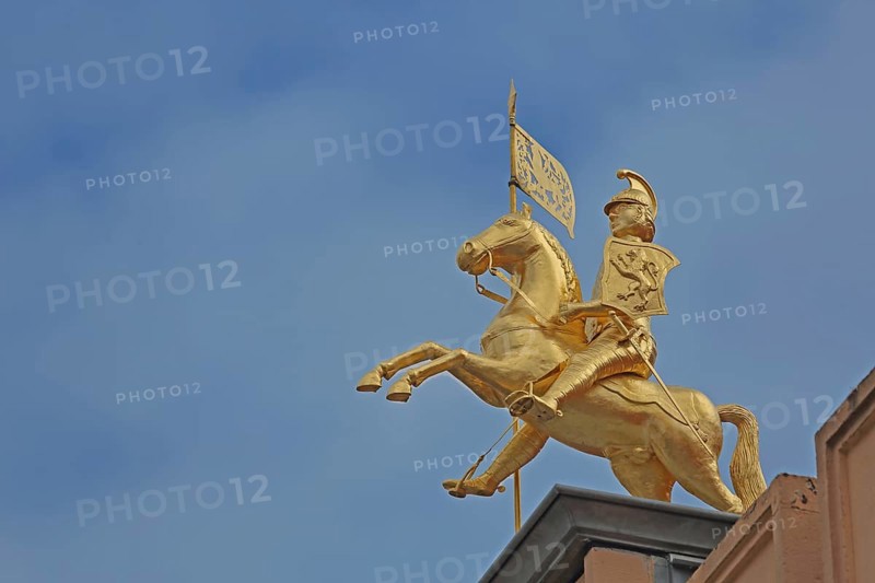 Golden equestrian figure with city coat of arms and flag, monument to city founder Henry the Lion, Duke of Saxony, cut-out, roof figure, sculpture, detail, Old Town Hall, Am Markt, Schwerin, Mecklenburg-Vorpommern, Germany