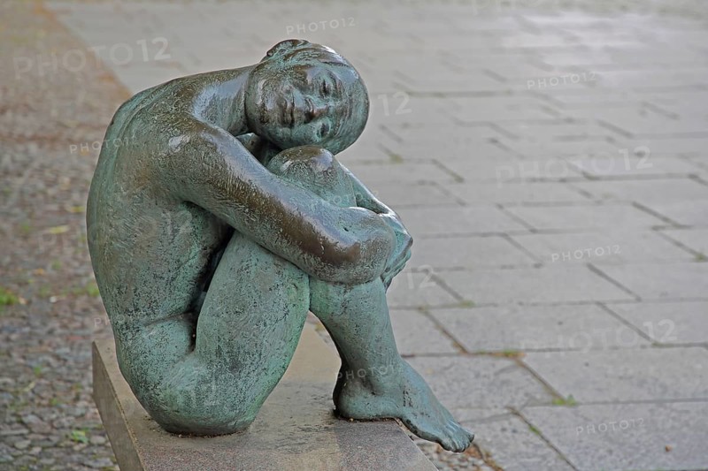 Sculpture Resting by August-Martin Hoffmann 1976, bronze sculpture, seated female figure on bench with head resting on knees, relax, resting, relax, contentment, joy, silence, calm, resting, legs, Schelfkirche, St. Nikolai, Schelfstadt, Schwerin, Mecklenburg-Vorpommern, Germany