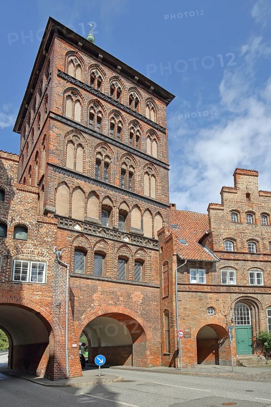 Historic castle gate and customs officers' house as parts of the former city fortifications, city gate, Brick Gothic, brick building, Old Town, Lübeck, Schleswig-Holstein, Germany