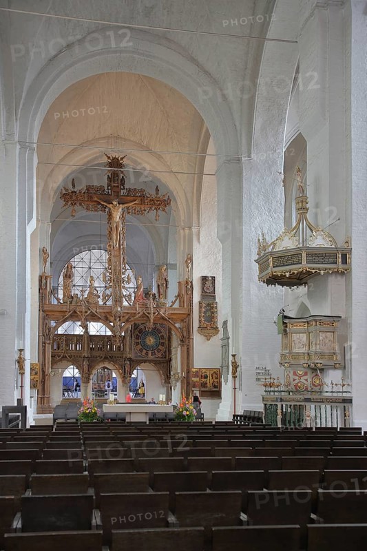 Interior view of the Gothic cathedral and pulpit with pulpit cover, rood screen with triumphal cross, pulpit bonnet, sounding board, pulpit canopy, Lübeck, Schleswig-Holstein, Germany