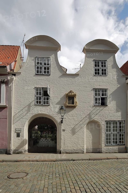 Haus zum Haasenhof with tail gable, archway, Old Town, Lübeck, Schleswig-Holstein, Germany