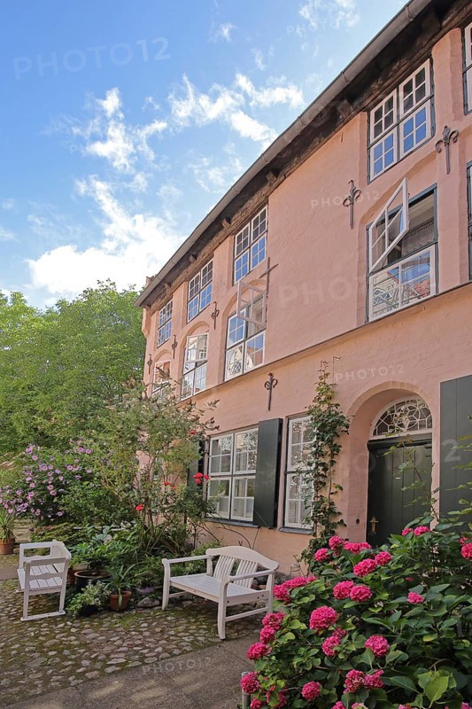 Idyllic Füchtingshof with flower decoration, hydrangea, benches, ornamental plants, potted plants, flowers, decoration, idyll, backyard, inner courtyard, corridors, courtyards, Glockengießerstraße, old town, Lübeck, Schleswig-Holstein, Germany