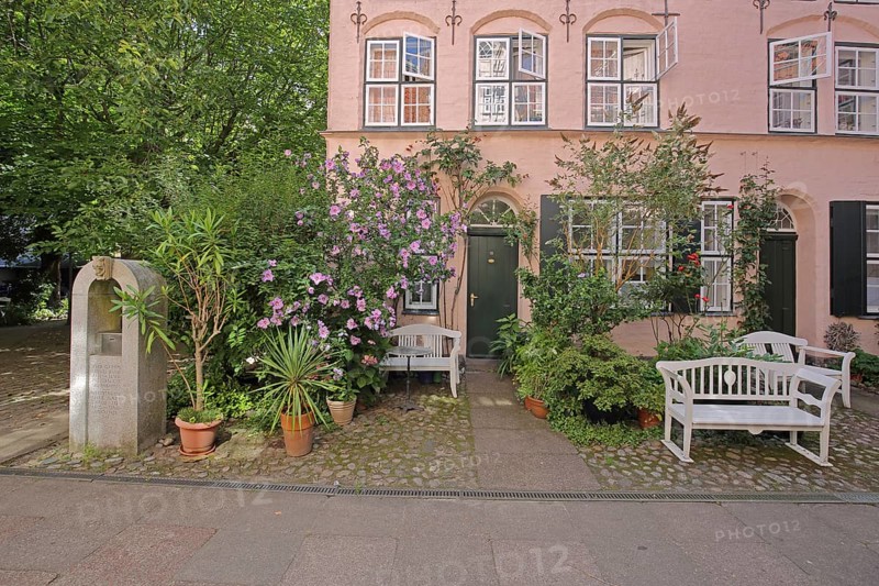 Idyllic Füchtingshof with floral decoration, garden hibiscus, Hibiscus syriacus, benches, ornamental plants, potted plants, flowers, decoration, idyll, backyard, courtyard, corridors, courtyards, Glockengießerstraße, old town, Lübeck, Schleswig-Holstein, Germany