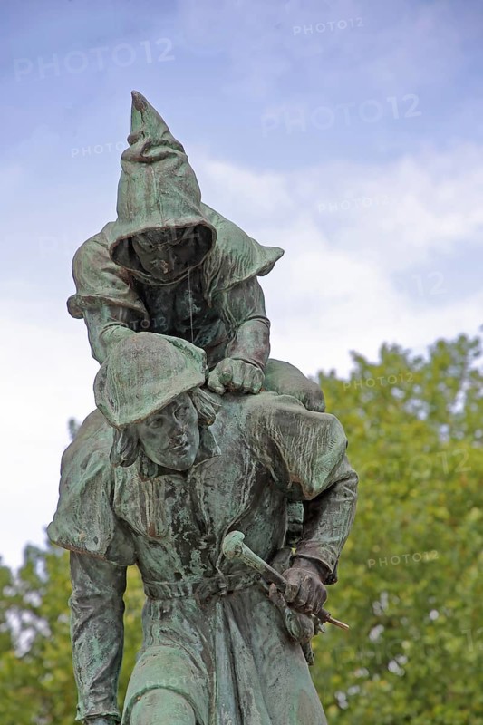 Sculpture Huckup monument by Carl Röder 1905, carrying figures on the back, modern art, bronze sculpture, loaded, transport, piggyback, carrying, shoulder, back, pointed cap, city history, legend, Hildesheim, Lower Saxony, Germany