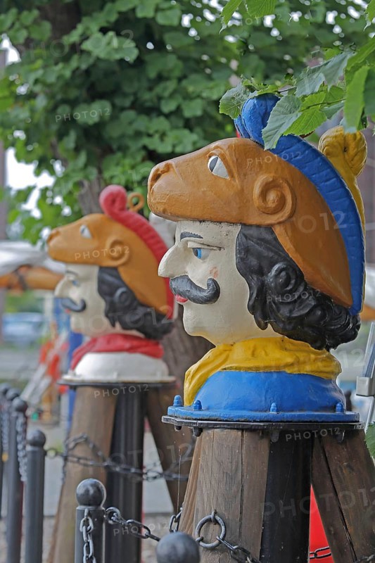 Colourful Swedish heads as landmarks, historical wooden head with face and four eyes, Swedish head tree house, Old Harbour, Wismar, Mecklenburg-Western Pomerania, Germany