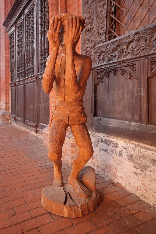 Wooden figure with hands in front of the face, interior view, wooden sculpture, modern art, wood carving, handicraft, life-size, arms, head, nothing, see, no, privacy, protect, protected, hide, hidden, fear, emotion, St. Nikolai, Wismar, Mecklenburg-Vorpommern, Germany