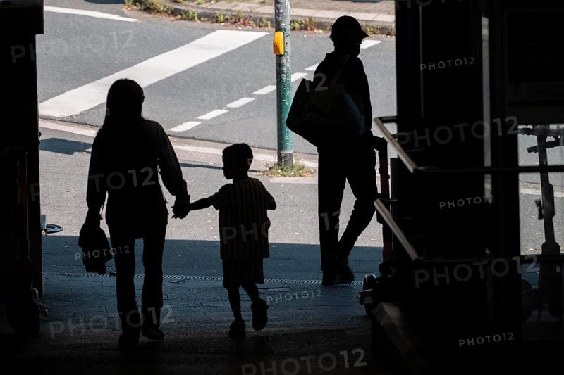 Subway, pedestrian, dark, mother and child, symbolic image