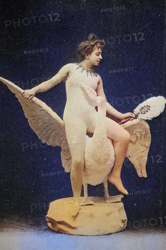 Female nude from around 1899, erotic postcard, Playgirl, A woman sits with a fan on a swan, in front of a blue background, coloured, reproduction of a photo from around the turn of the century, historical, digitally restored reproduction of an old original, exact date unknown