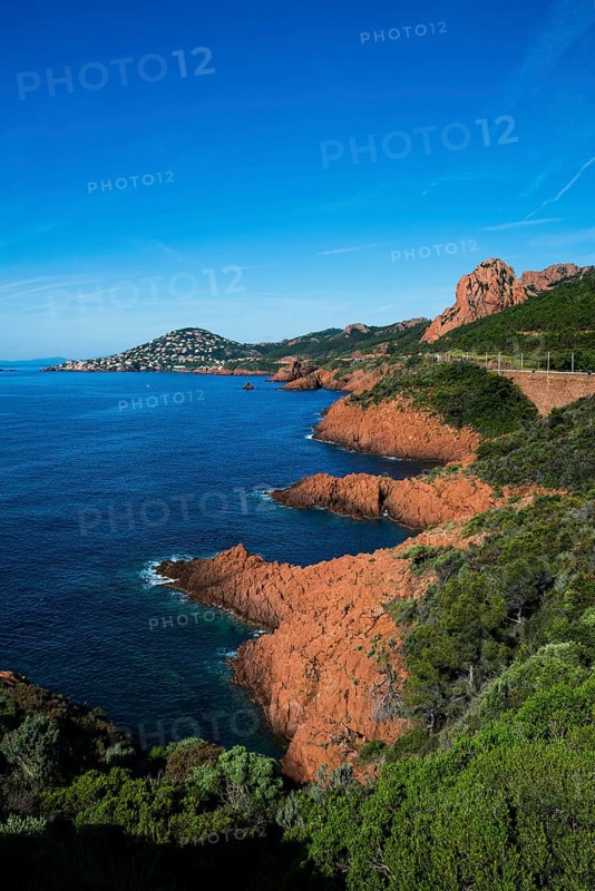 Picturesque coast and red rocks, near Anthéor, Saint-Raphaël, Massif de l'Esterel, Esterel Mountains, Département Var, Cote d'Azur, Provence-Alpes-Côte d'Azur, France