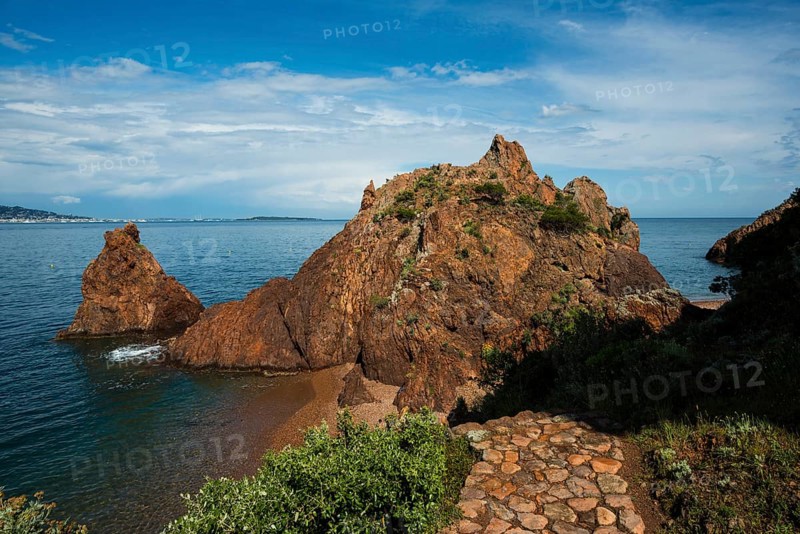 Picturesque coast and red rocks, Pointe de l'Aiguille, Théoule-sur-Mer, Massif de l'Esterel, Esterel Mountains, Département Var, Cote d'Azur, Provence-Alpes-Côte d'Azur, France