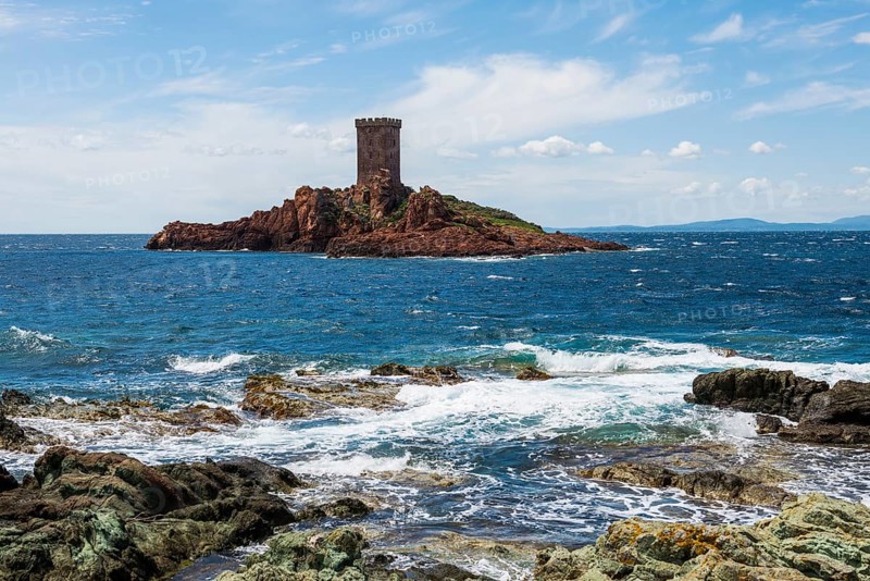 Island with tower and red rocks, Ile d'or, Cap du Dramont, Saint-Raphaël, Massif de l'Esterel, Esterel Mountains, Département Var, Cote d'Azur, Provence-Alpes-Côte d'Azur, France