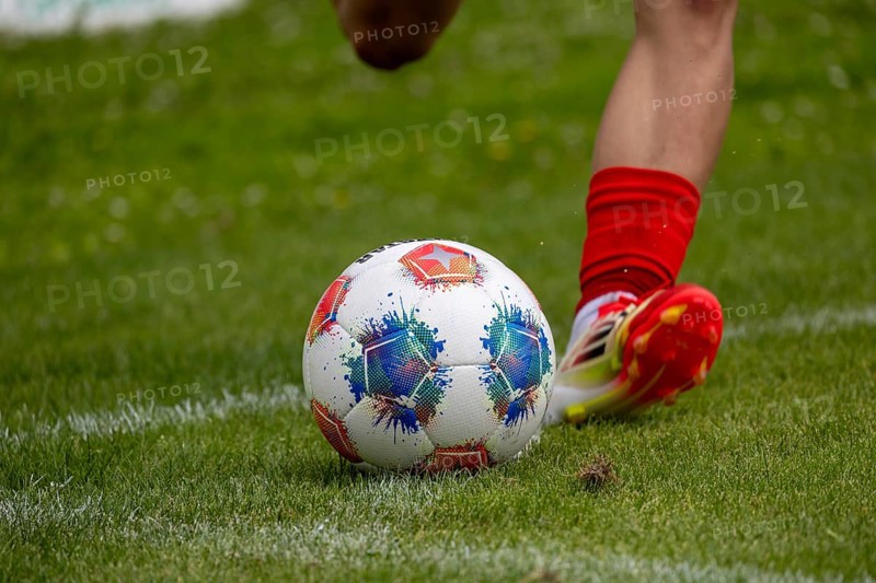Footballer takes a corner kick***The ball is the official match ball of the Bundesliga and Bundesliga 2 in the 2025/26 season
