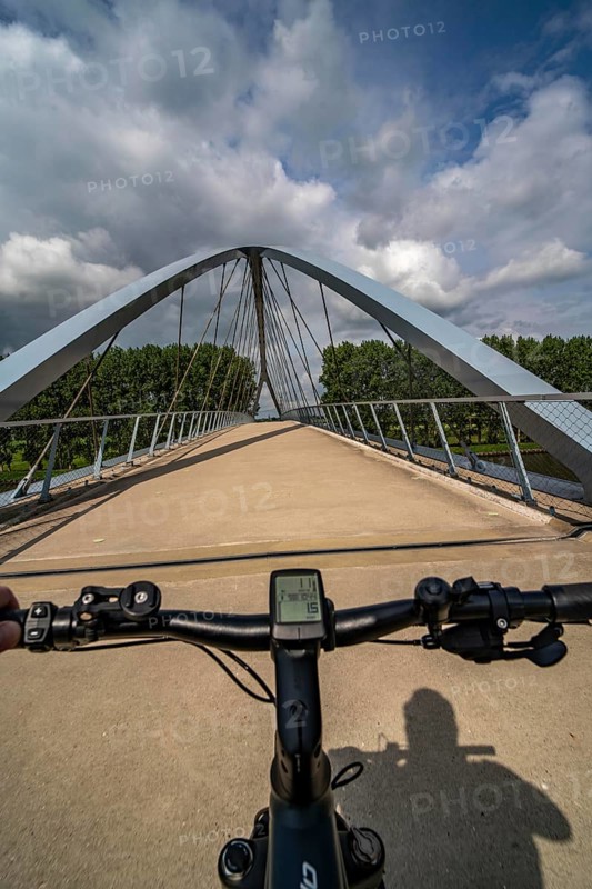 The Liniebrug, bicycle and pedestrian bridge over the Amsterdam-Rhine Canal near the village of Nigtechtew, spans the shipping canal at around 104 metres, the ramps on both sides of the canal are a good 500 metres long, gentle ascent for cyclists, connects various cycle paths south of Amsterdam, Netherlands