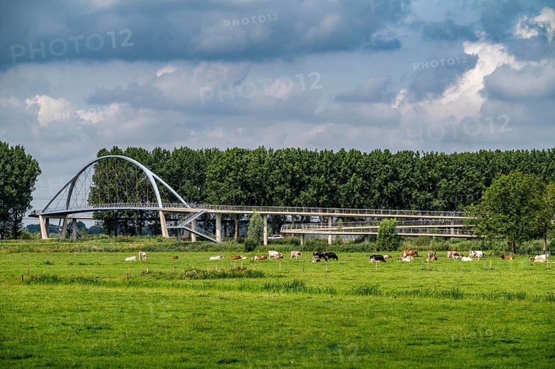 The Liniebrug, bicycle and pedestrian bridge over the Amsterdam-Rhine Canal near the village of Nigtechtew, spans the shipping canal at around 104 metres, the ramps on both sides of the canal are a good 500 metres long, gentle ascent for cyclists, connects various cycle paths south of Amsterdam, Netherlands