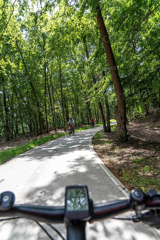 Long-distance cycle path F28, so-called Doorfietsroute, through cycle path, in the province of Utrecht, connects the city of Utrecht, as well as 4 municipalities and the city of Amersfoort, part of a cycle path network, 21 km long, mostly illuminated, mostly without crossings, pure cycle path, marked with red asphalt in town crossings, bicycles have priority over cars, completed in June 2025, Netherlands