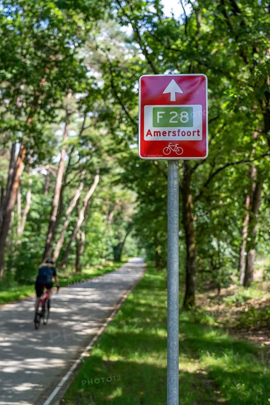 Long-distance cycle route F28, so-called Doorfietsroute, through cycle route, in the province of Utrecht, connects the city of Utrecht, as well as 4 municipalities and the city of Amersfoort, routes signposts, part of a cycle path network, 21 KM long, mostly illuminated, mostly without crossings, pure cycle path, marked with red asphalt in town crossings, bicycles have priority over cars, completed in June 2025, Netherlands