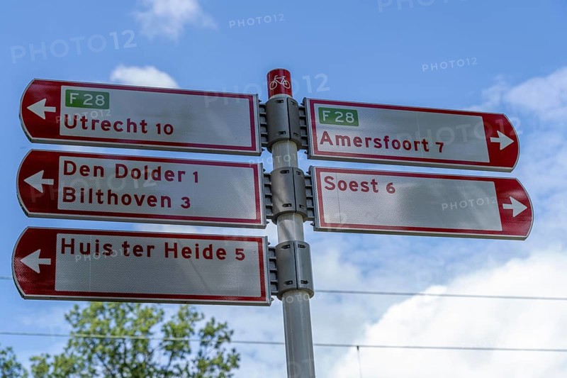 Long-distance cycle route F28, so-called Doorfietsroute, through cycle route, in the province of Utrecht, connects the city of Utrecht, as well as 4 municipalities and the city of Amersfoort, routes signposts, part of a cycle path network, 21 KM long, mostly illuminated, mostly without crossings, pure cycle path, marked with red asphalt in town crossings, bicycles have priority over cars, completed in June 2025, Netherlands