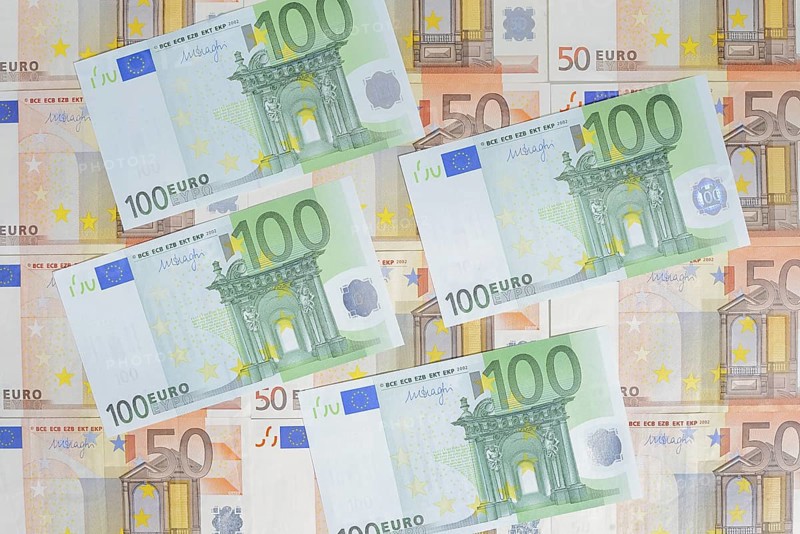 100 and 50 euro banknotes