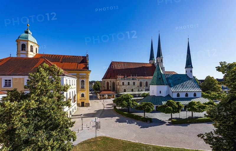 Chapel of Grace and Stiftspfarrkirche Sankt Philippus und Jakobus am Kapellplatz, place of pilgrimage, Altötting, Upper Bavaria, Bavaria, Germany