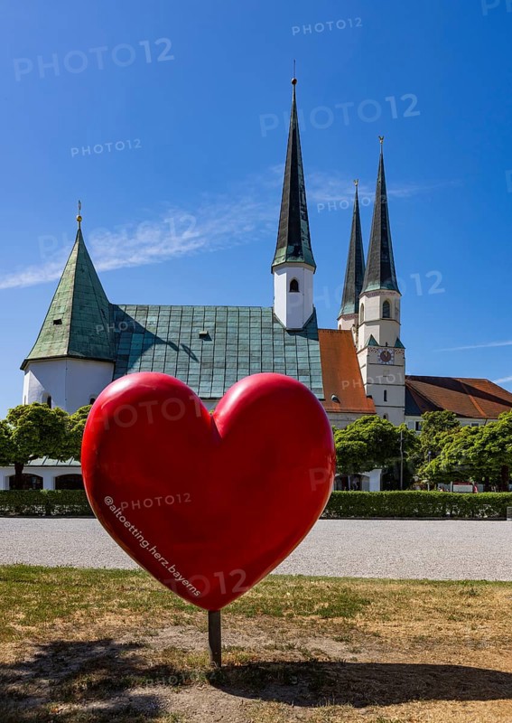 Chapel of Grace and Stiftspfarrkirche Sankt Philippus und Jakobus am Kapellplatz, place of pilgrimage, Altötting, Upper Bavaria, Bavaria, Germany