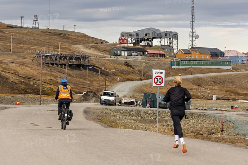 Marathon, runner in front of the historic Taubanestralen cable car, transport cable car, coal distribution cable car, Longyearbyen, Spitsbergen, Svalbard