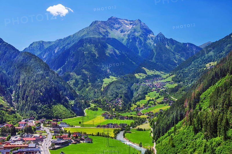Mountain panorama with view of Finkenberg and the Grinberg peaks 2884m, Mayrhofen, Zillertal, Zillertal Alps, Tyrol, Austria