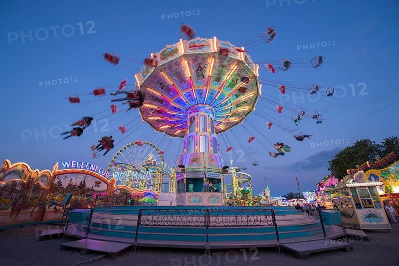 Colourful, illuminated carousel at night at a funfair, chain carousel, spring festival, Cannstatter Wellenflug, illuminated, blue hour, Cannstatter Wasen, Bad Cannstatt, Stuttgart, Baden-Württemberg, Germany