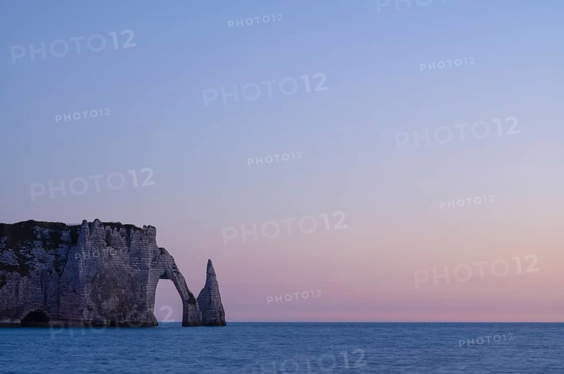 Rock arch Falaise or Porte d'Aval and rock needle Aiguille, Étretat, sea, steep coast, cliffs, chalk cliffs, alabaster coast, La Côte d'Albâtre, sunset, evening mood, atmospheric, Normandy, Seine-Maritime, France