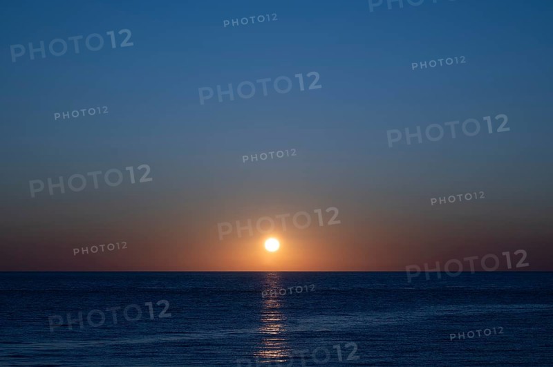 Sunset by the sea, North Sea, English Channel, Étretat, evening mood, atmospheric, Normandy, Seine-Maritime, France
