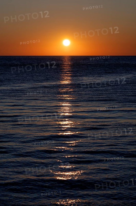 Sunset by the sea, North Sea, English Channel, Étretat, evening mood, atmospheric, Normandy, Seine-Maritime, France