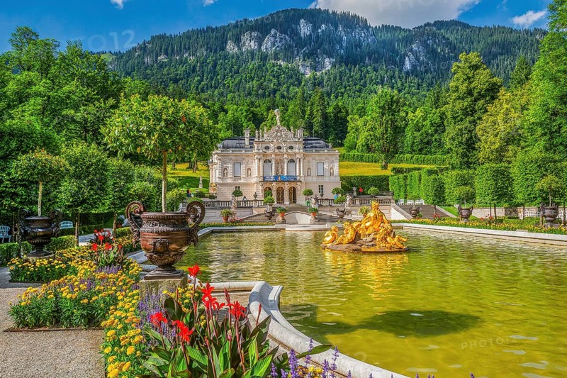 Water parterre with golden fountain and the front view of Linderhof Palace, Ettal, Ammertal, Upper Bavaria, Bavaria, Germany, UNESCO World Heritage Site