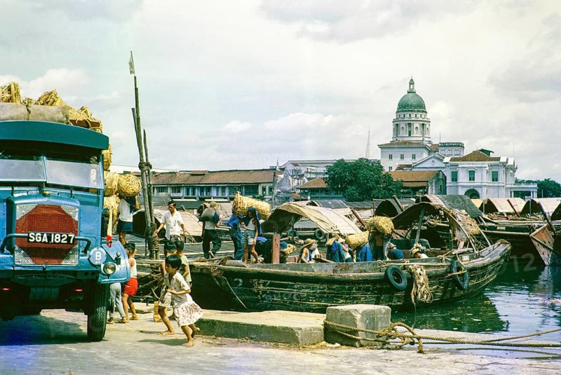 Unloading cargo boat onto lorry, Singapore River, Singapore, southeast Asia c 1963