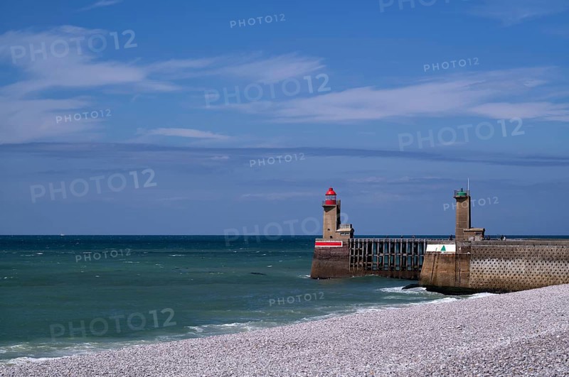 Sea, lighthouse Feu de la jetée Sud, lighthouse, red, Phare de Fécamp, green, harbour entrance, pier, Fécamp, Normandy, Seine-Maritime, France