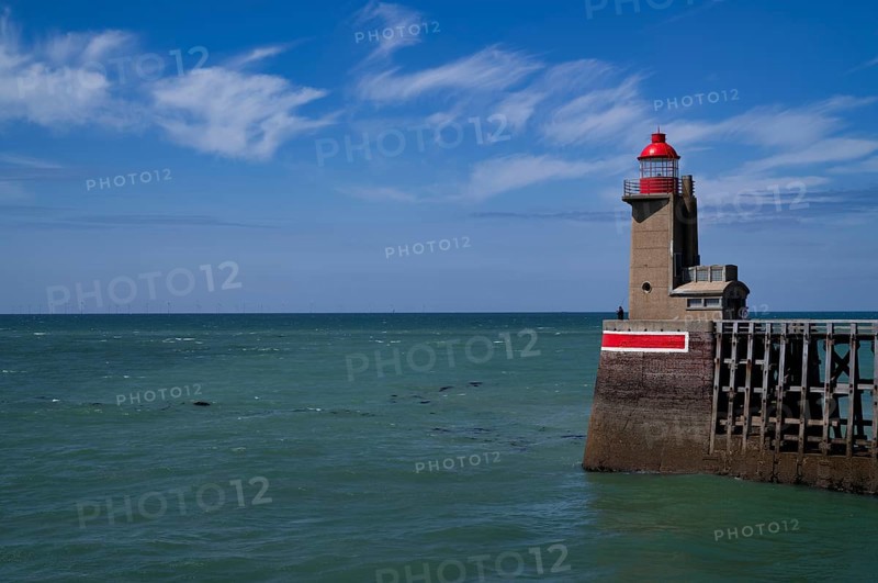 Sea, lighthouse Feu de la jetée Sud, lighthouse, red, harbour entrance, pier, Fécamp, Normandy, Seine-Maritime, France
