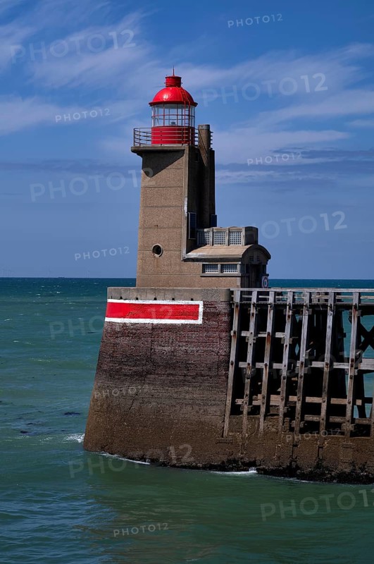 Sea, lighthouse Feu de la jetée Sud, lighthouse, red, harbour entrance, pier, Fécamp, Normandy, Seine-Maritime, France