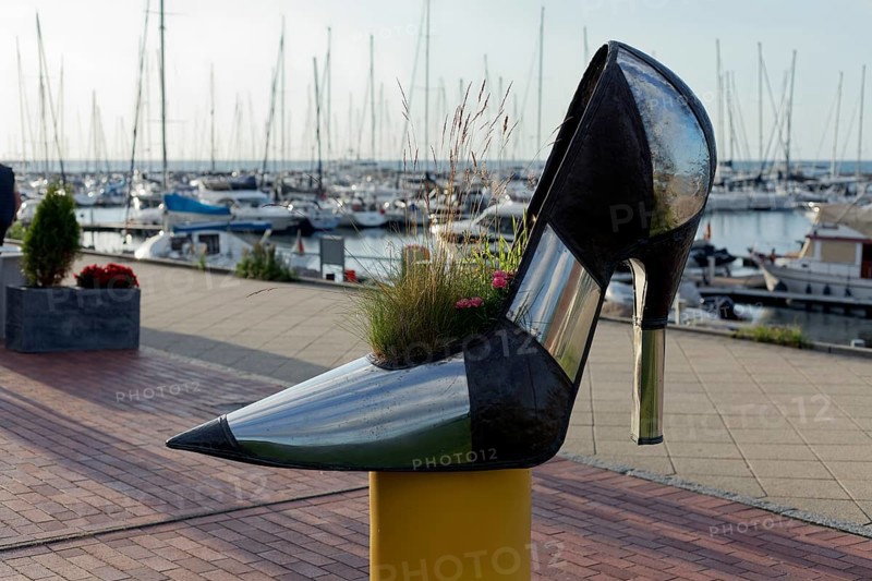 Oversized high-heeled shoe, planted with flowers, boutique on the beach promenade, Baltic resort Kühlungsborn, Baltic Sea, Mecklenburg-Western Pomerania, Germany