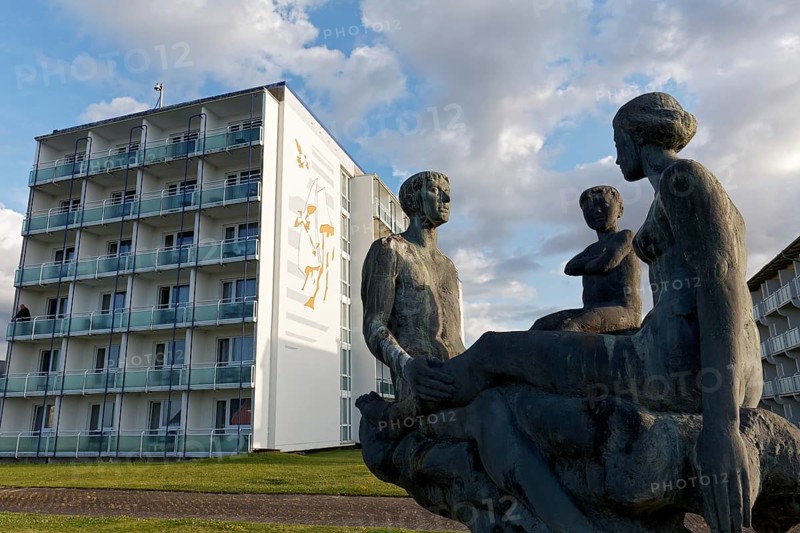 Sculpture Family in front of Morada Strandhotel Baltic resort Kühlungsborn, Baltic Sea, Mecklenburg-Vorpommern, Germany