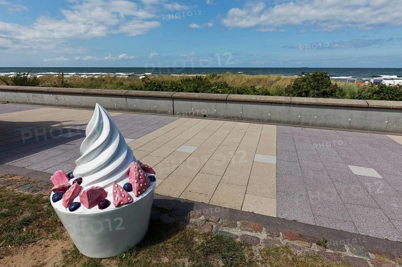 Decorative sundae with strawberries and icing on the cake, eye-catcher on the beach promenade, Baltic resort Kühlungsborn, Baltic Sea, Mecklenburg-Western Pomerania, Germany