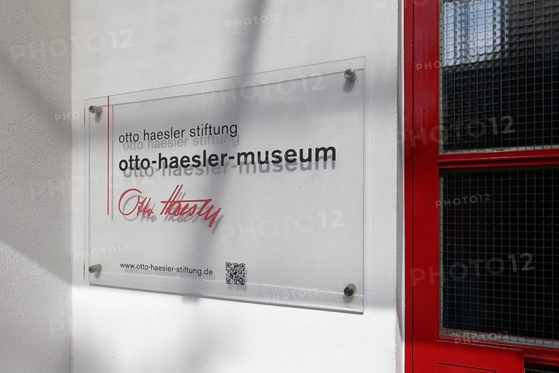 Sign Otto-Haesler-Museum, Bauhaus architecture, Blumläger Feld estate, Celle, Lower Saxony, Germany