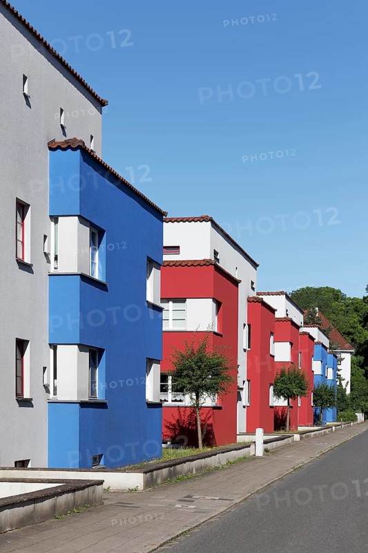 Estate IItalienischer Garten from 1925, residential buildings in cubic design with blue and red façades, Bauhaus architecture, architect Otto Haesler, Celle, Lower Saxony, Germany
