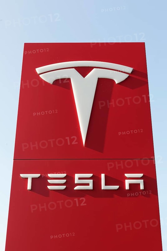 Tesla, pillar with logo in front of Tesla repair shop, US car manufacturer for electric cars, Krefeld-Linn, North Rhine-Westphalia, Germany