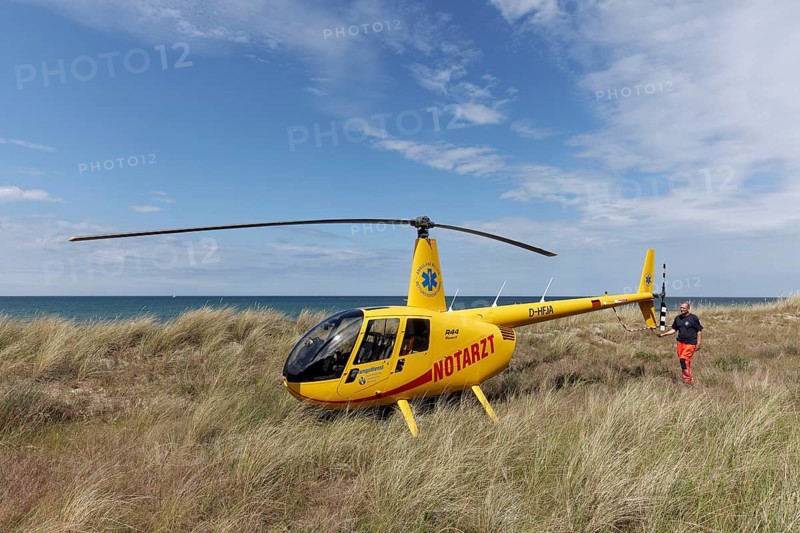 Robinson R 44 Raven rescue helicopter waiting in the dunes, emergency doctor on the beach, Kühlungsborn, Baltic Sea, Mecklenburg-Western Pomerania, Germany