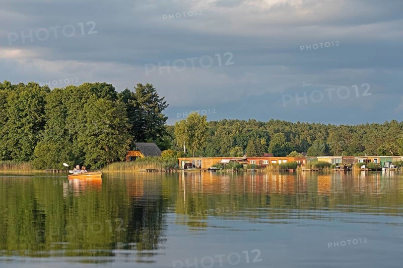 Canoe, boathouses, holiday homes, Leppinsee, Rechlin, Mecklenburg Lake District, Mecklenburg-Vorpommern, Germany