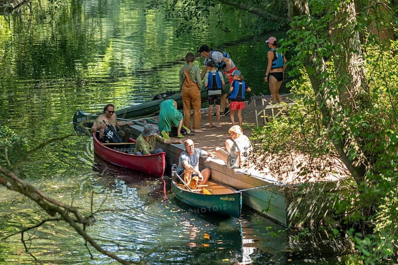 Canoe landing stage Bolter Mühle, people, Alte Fahrt canal, Mecklenburg Lake District, Mecklenburg-Western Pomerania, Germany