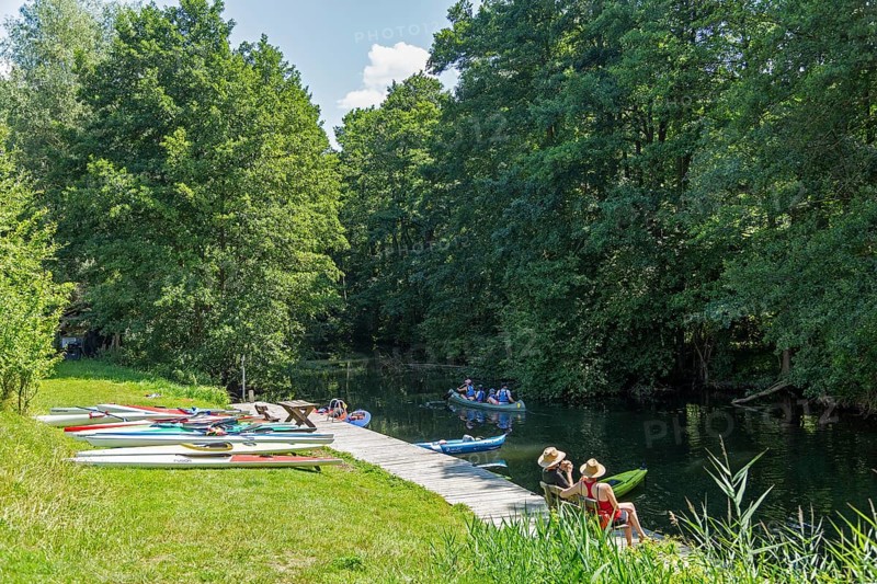 Canoe landing stage, Alte Fahrt canal, people, Fischers Land Boek, Mecklenburg Lake District, Mecklenburg-Western Pomerania, Germany